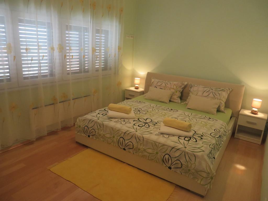 Apartment Simaris - Spacious With Terrace And Sea View Šibenik Exteriör bild