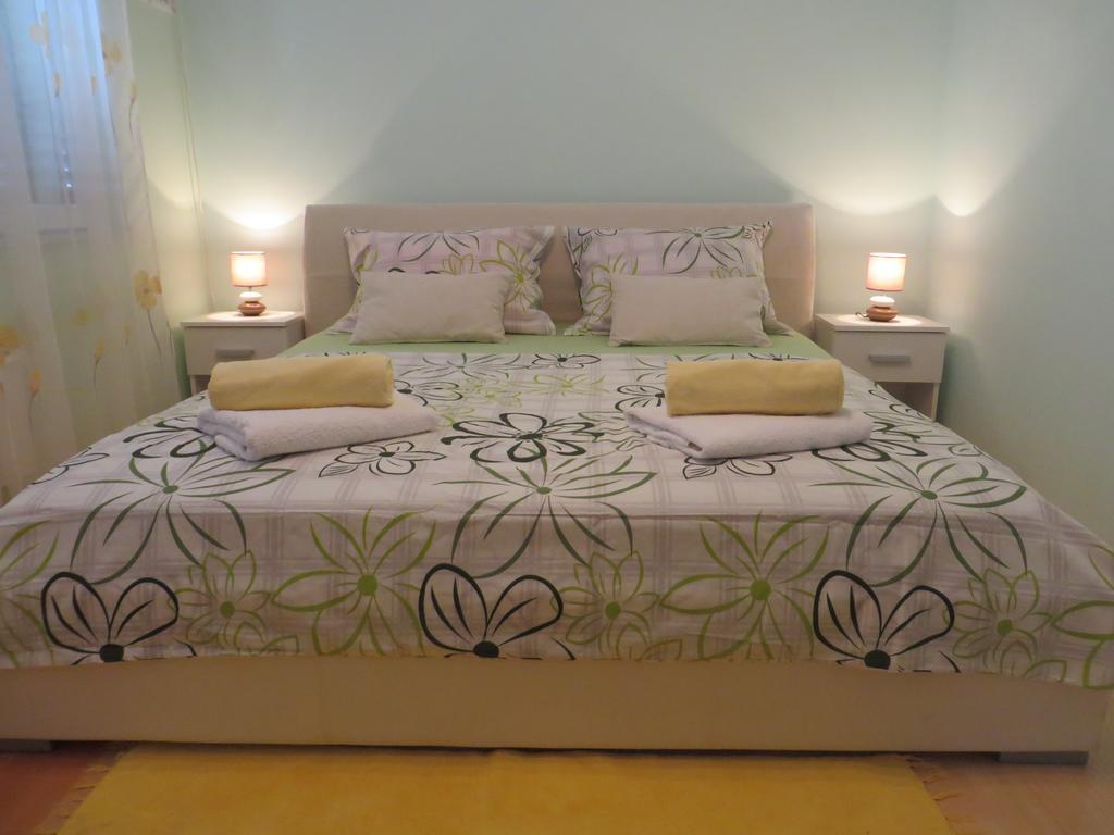 Apartment Simaris - Spacious With Terrace And Sea View Šibenik Exteriör bild