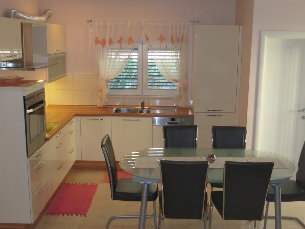 Apartment Simaris - Spacious With Terrace And Sea View Šibenik Exteriör bild