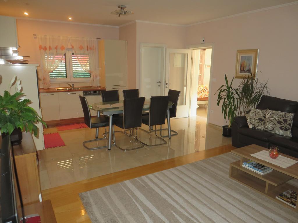Apartment Simaris - Spacious With Terrace And Sea View Šibenik Exteriör bild