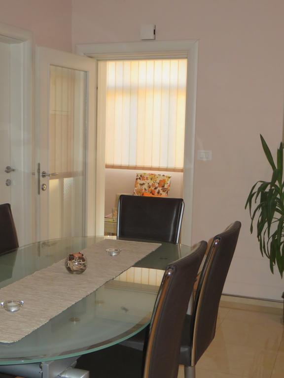 Apartment Simaris - Spacious With Terrace And Sea View Šibenik Exteriör bild