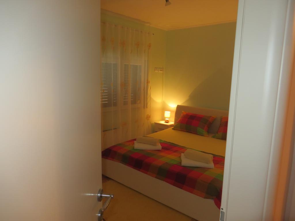 Apartment Simaris - Spacious With Terrace And Sea View Šibenik Exteriör bild