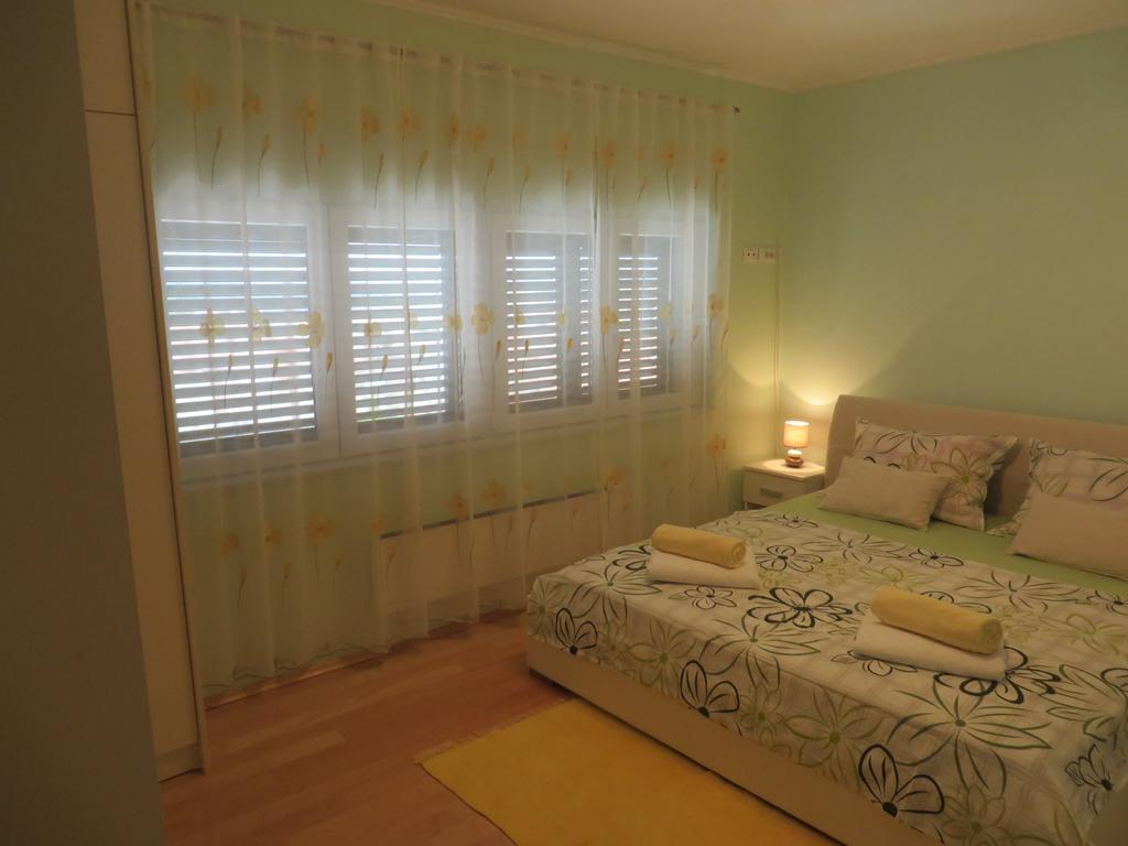Apartment Simaris - Spacious With Terrace And Sea View Šibenik Exteriör bild