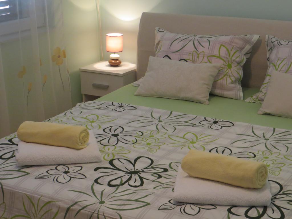 Apartment Simaris - Spacious With Terrace And Sea View Šibenik Exteriör bild